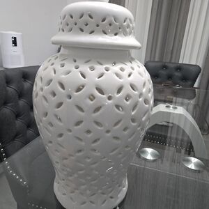 White ginger jar/vase